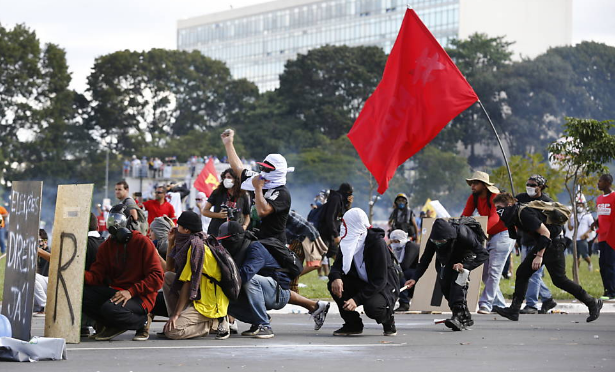 PM e manifestantes entram em confronto em protesto contra Temer